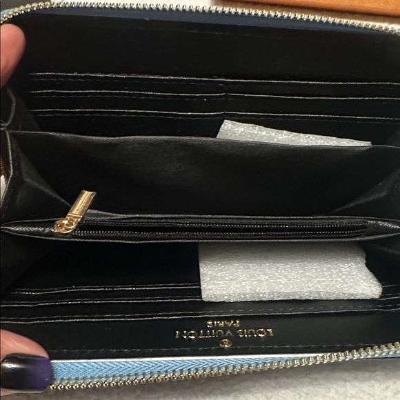 Fashion Inspired Item (WALLET) - Picture 4 of 5